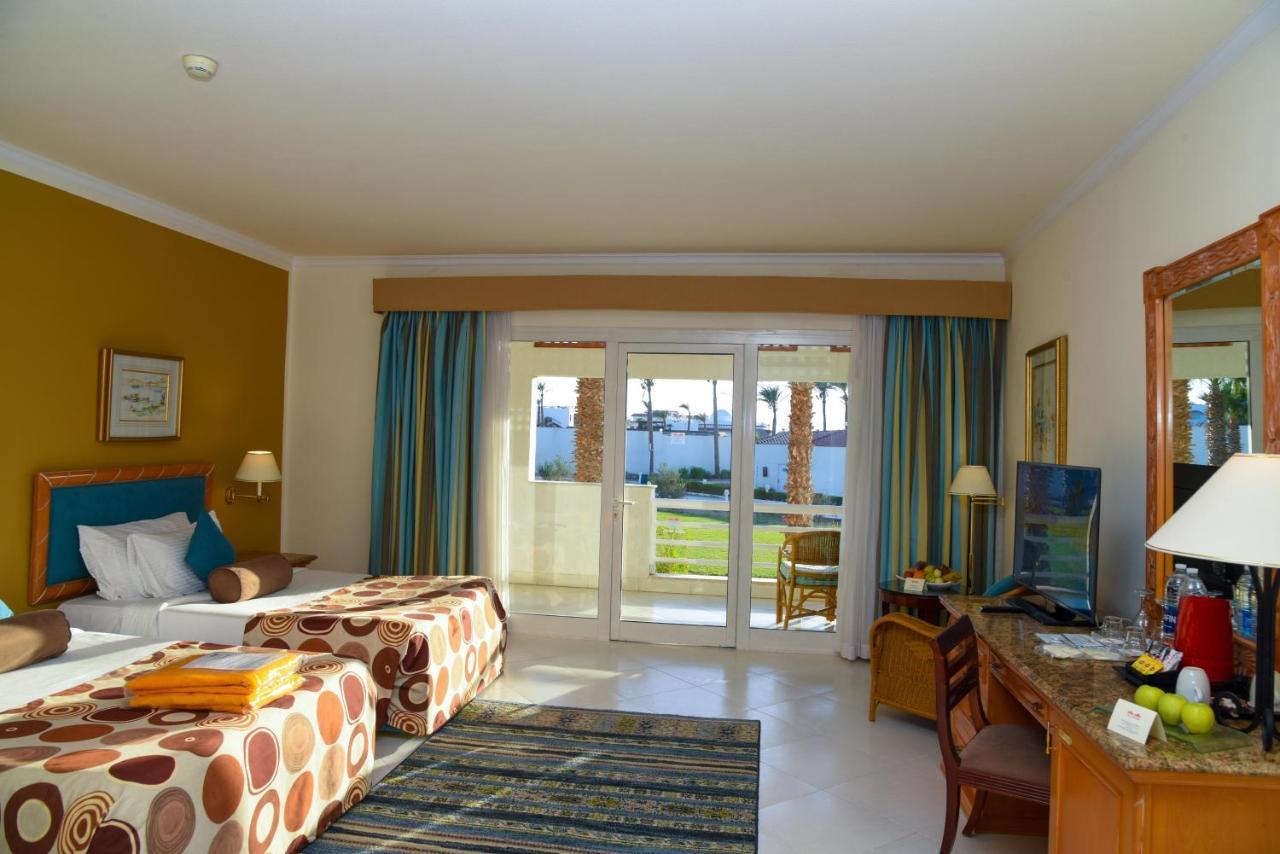 Pickalbatros Golf Beach Resort Sharm el-Sheikh Bagian luar foto A room at the Hilton Sharm El Sheikh