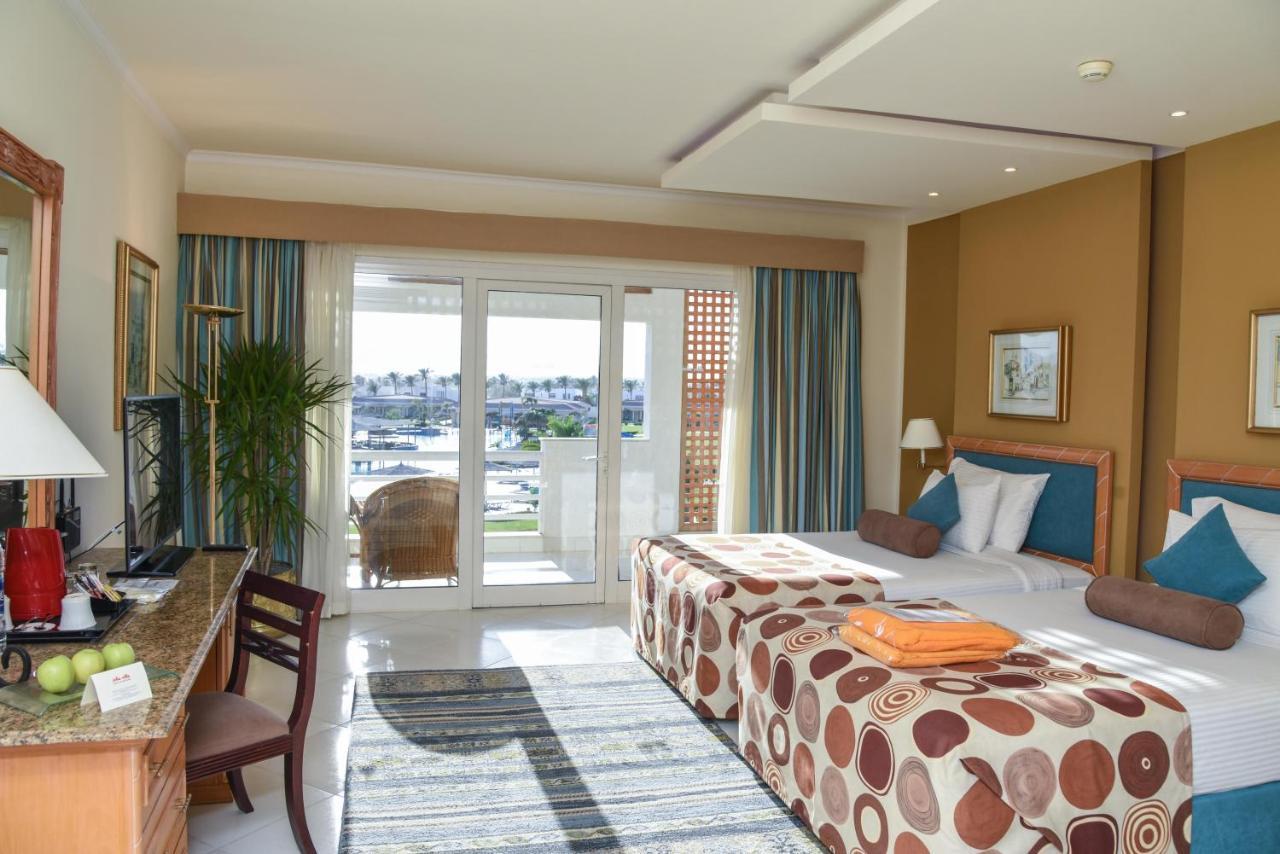 Pickalbatros Golf Beach Resort Sharm el-Sheikh Bagian luar foto A room at the Hilton Sharm El Sheikh