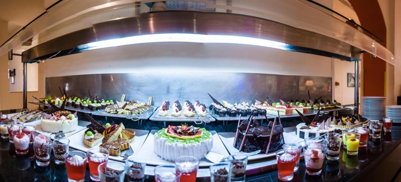 Pickalbatros Golf Beach Resort Sharm el-Sheikh Bagian luar foto A dessert buffet