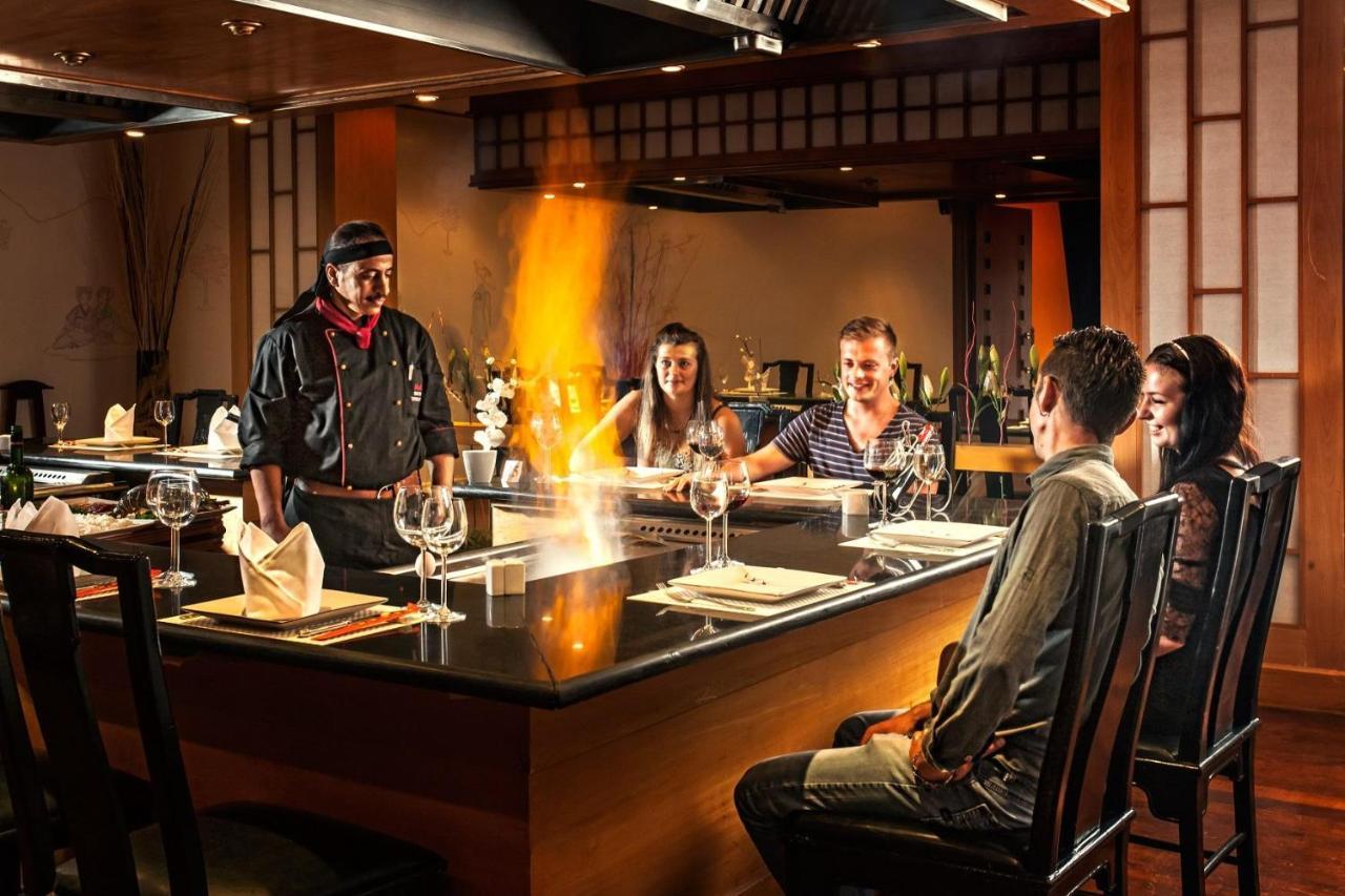 Pickalbatros Golf Beach Resort Sharm el-Sheikh Bagian luar foto A chef cooking at the table