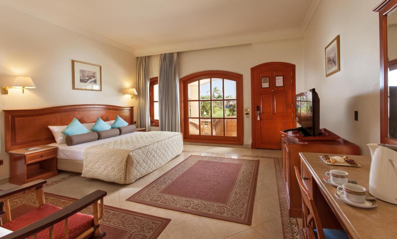Pickalbatros Golf Beach Resort Sharm el-Sheikh Bagian luar foto A room at the Hilton Sharm El Sheikh