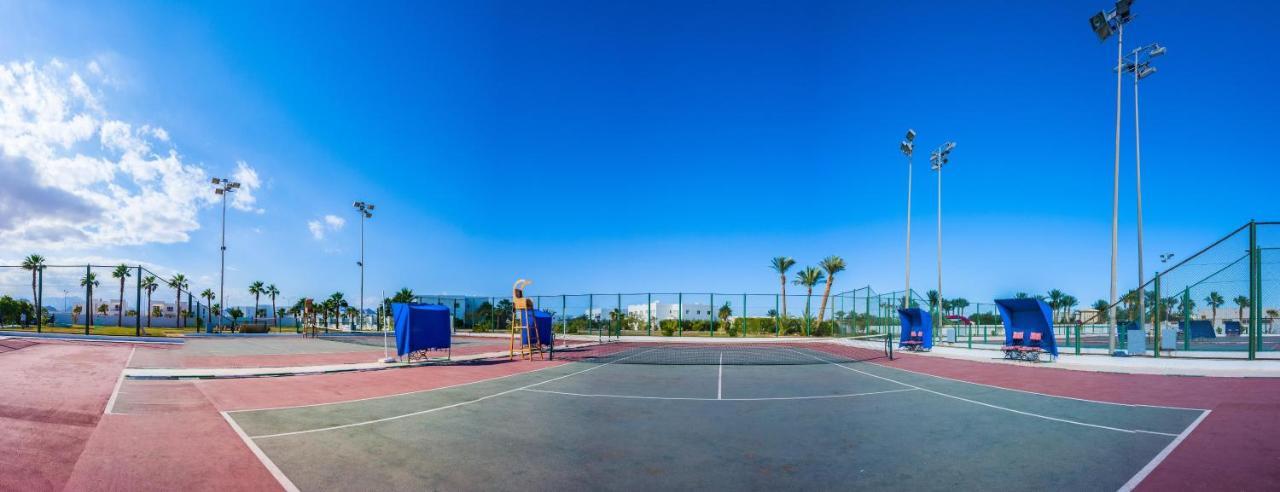 Pickalbatros Golf Beach Resort Sharm el-Sheikh Bagian luar foto Tennis courts at the complex
