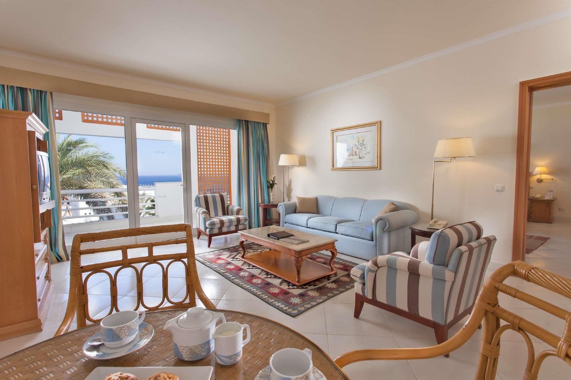 Pickalbatros Golf Beach Resort Sharm el-Sheikh Bagian luar foto A living room in a suite at the Hilton Sharm El Sheikh Resort