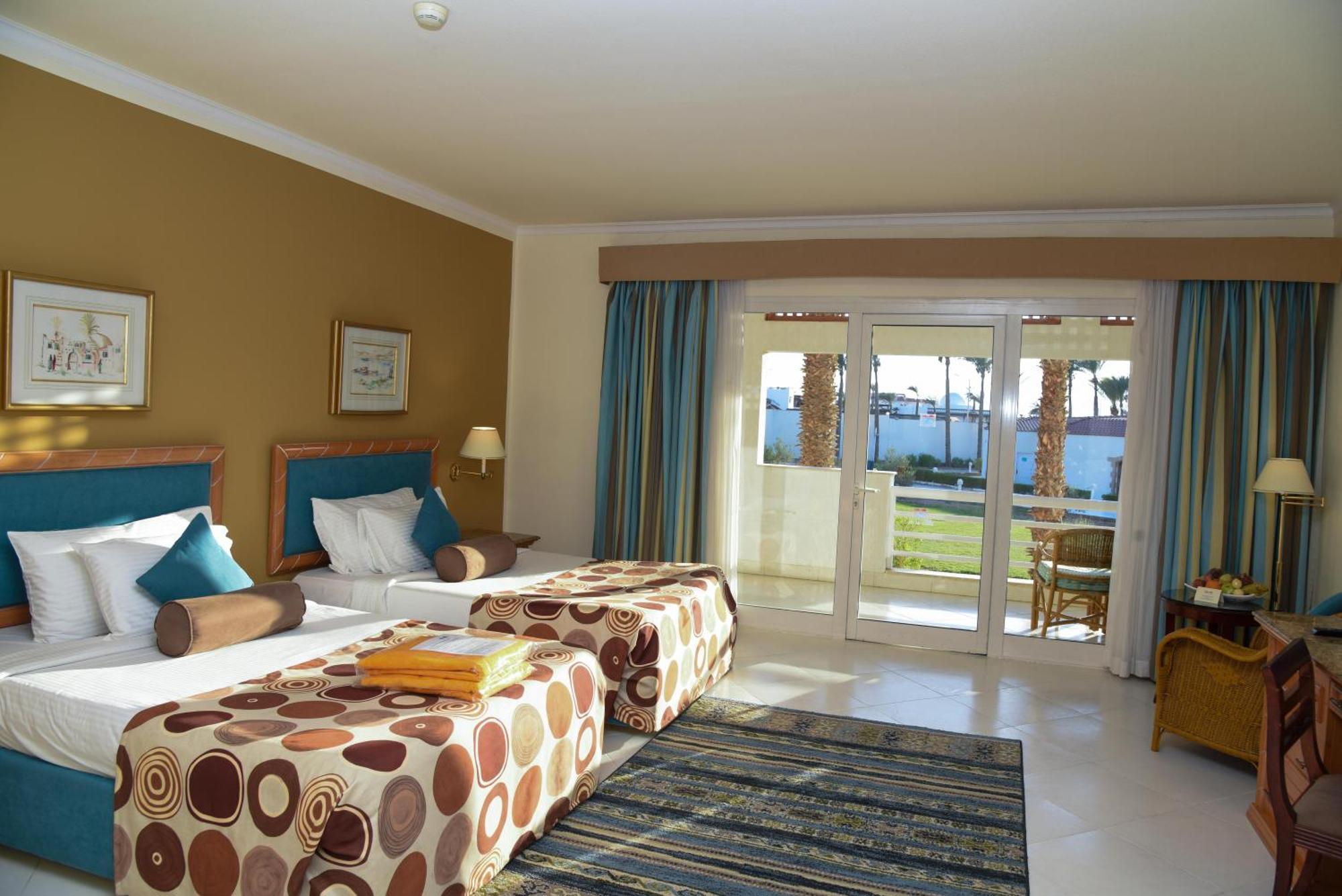Pickalbatros Golf Beach Resort Sharm el-Sheikh Bagian luar foto A room at the Hilton Sharm El Sheikh