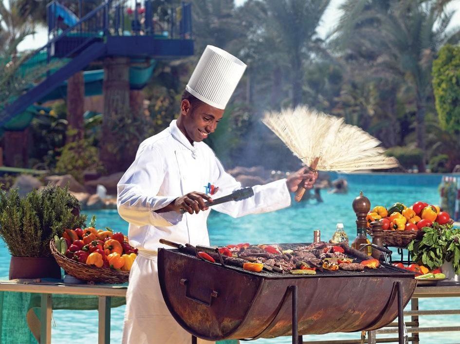 Pickalbatros Golf Beach Resort Sharm el-Sheikh Bagian luar foto A chef cooking at the Atlantis Paradise Island